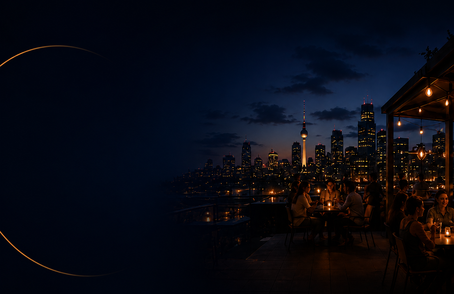 Rooftop bar bei Dämmerung mit Skyline